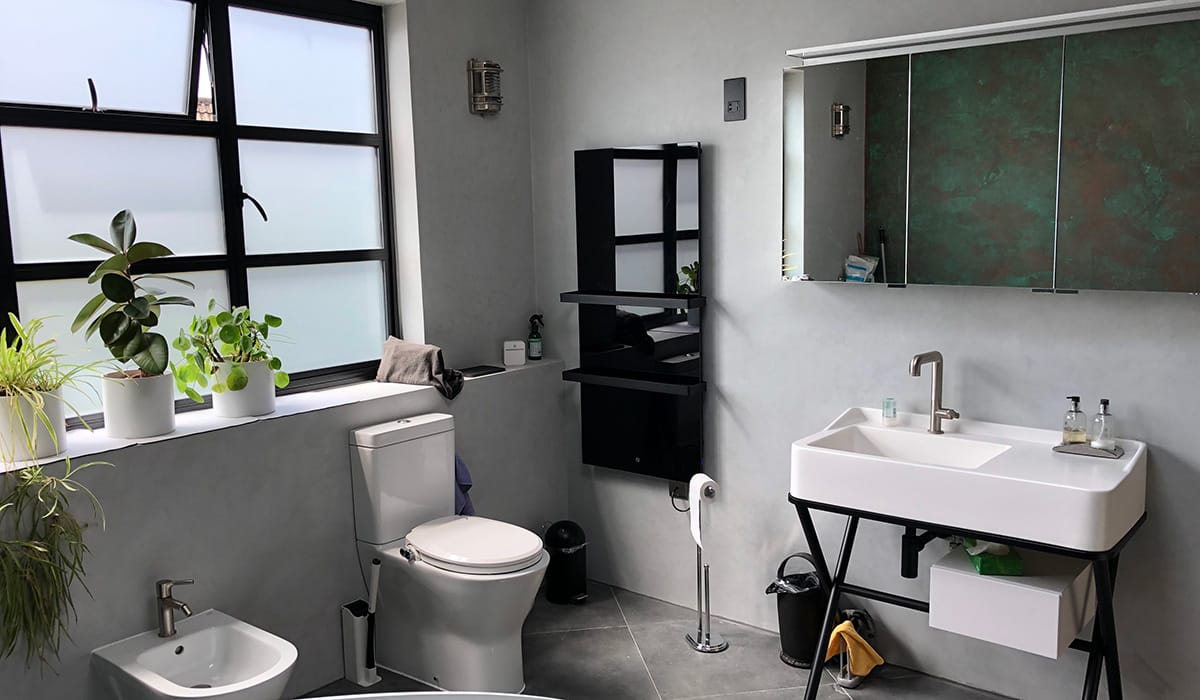 Bagno con scaldasalviette XLS nero