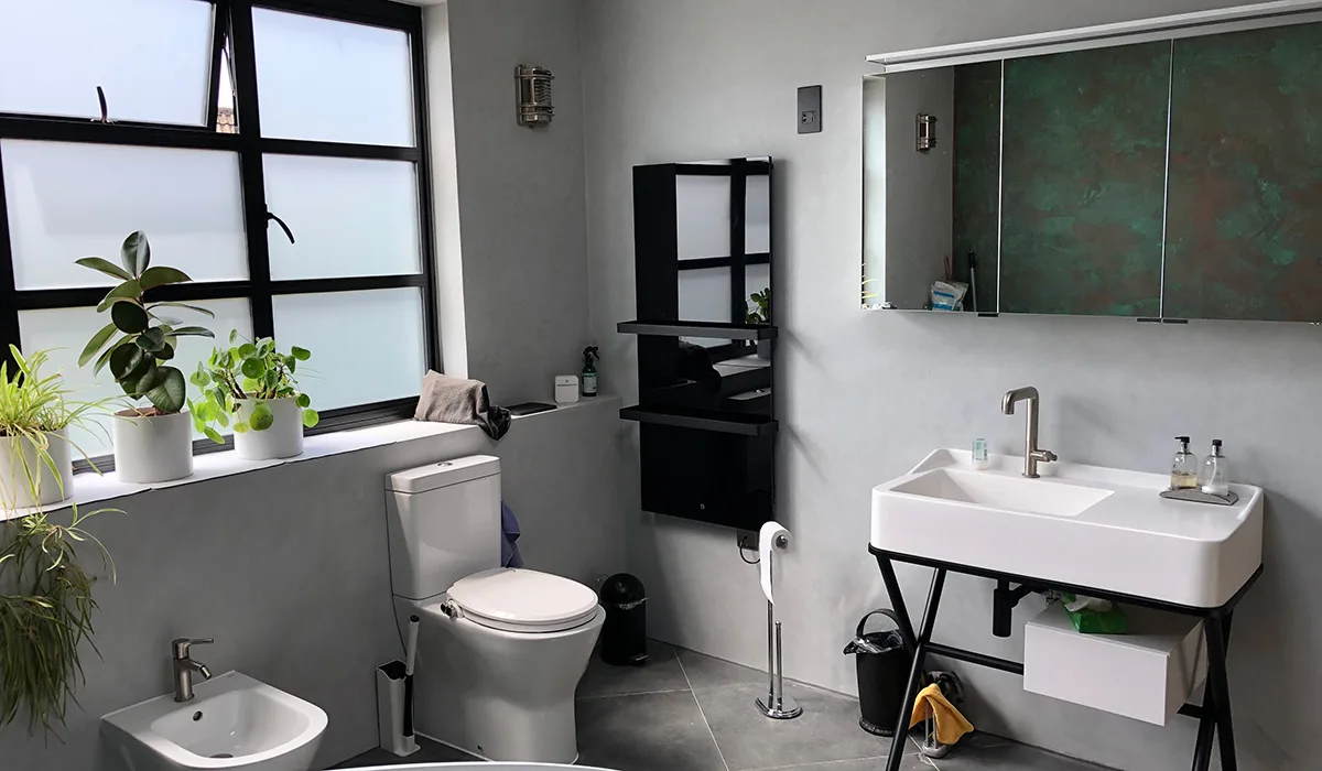 Bagno con scaldasalviette XLS nero