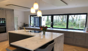 Pannelli XLS White montati a soffitto in cucina