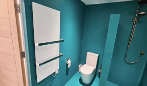 Scaldasalviette Select XLS bianco installato in un bagno moderno
