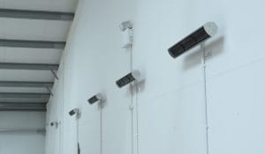 Riscaldatori a infrarossi Advantage installati a parete in fabbrica