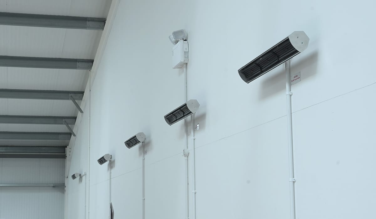 Riscaldatori a infrarossi Advantage installati a parete in fabbrica
