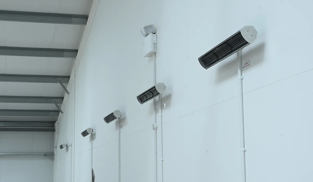 Riscaldatori a infrarossi Advantage installati a parete in fabbrica