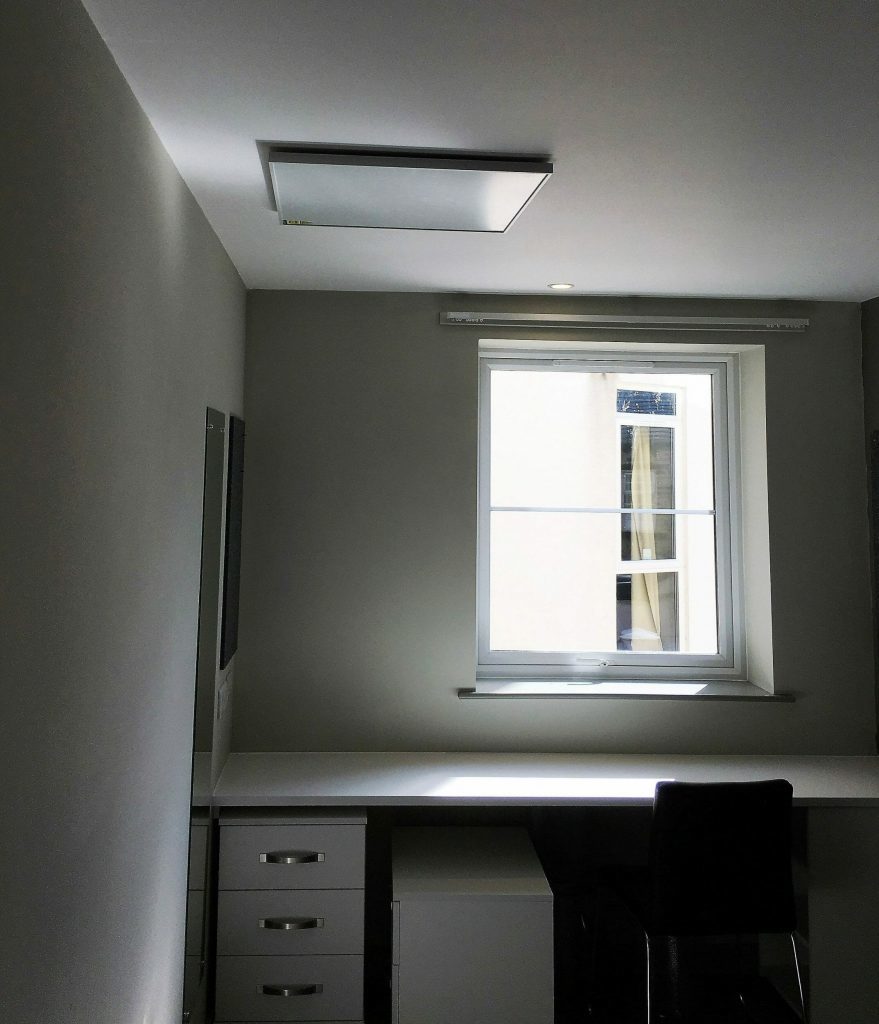 Pannelli Select montati a soffitto che riscaldano gli alloggi universitari