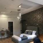 Herschel Select XLS Pannelli bianchi montati a soffitto in una camera da letto
