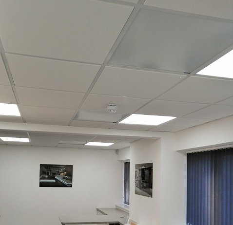 Herschel pannelli bianchi a soffitto montati nello spazio ufficio