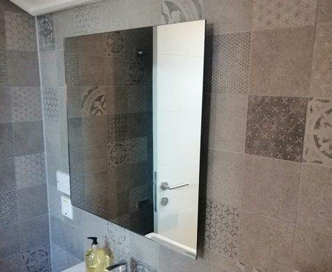 Il riscaldatore a specchio offre una soluzione doppia, a basso consumo energetico ed efficiente per i bagni