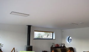 Installazione del controsoffitto Krystal White in soggiorno