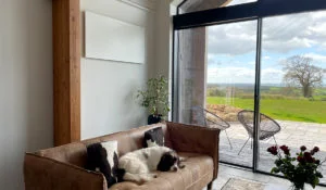Riscaldatore a pannelli infrarossi bianco Comfort installato in casa