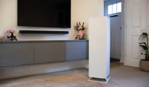 Seleziona la stufa a libera installazione bianca S3 nel salone