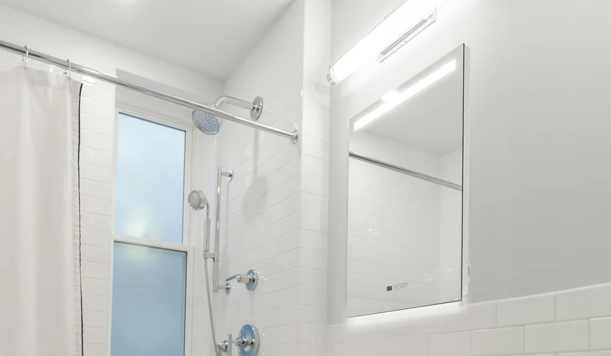 Specchio Select XLS con luci installato in bagno