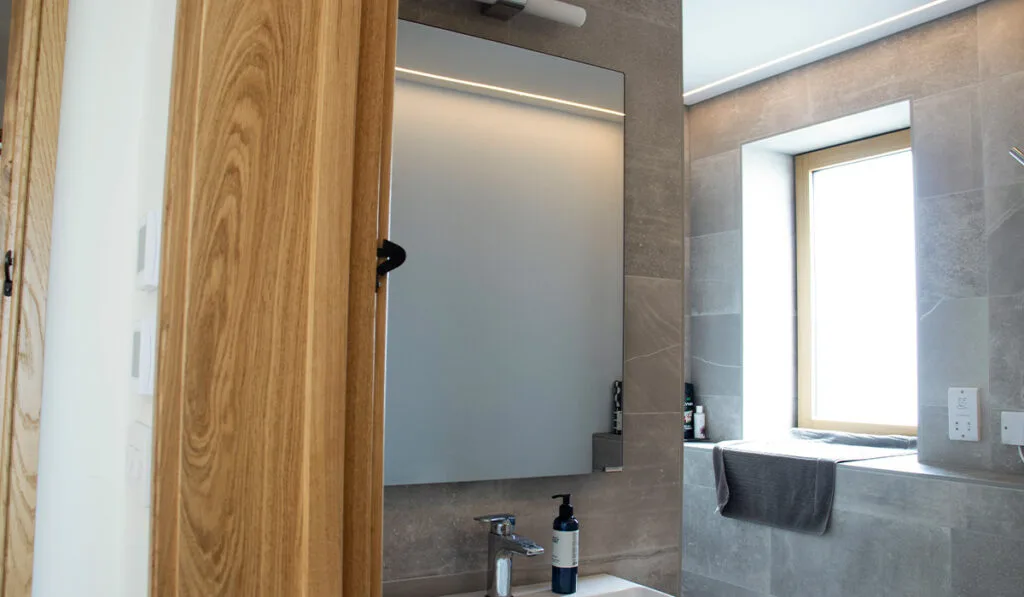 Riscaldatore Herschel Mirror installato in un bagno moderno