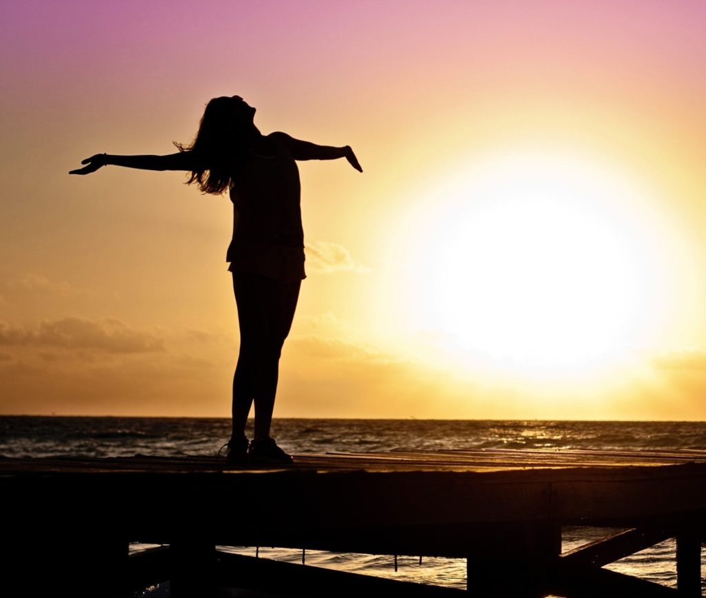 Silhouette di una donna che si crogiola al sole