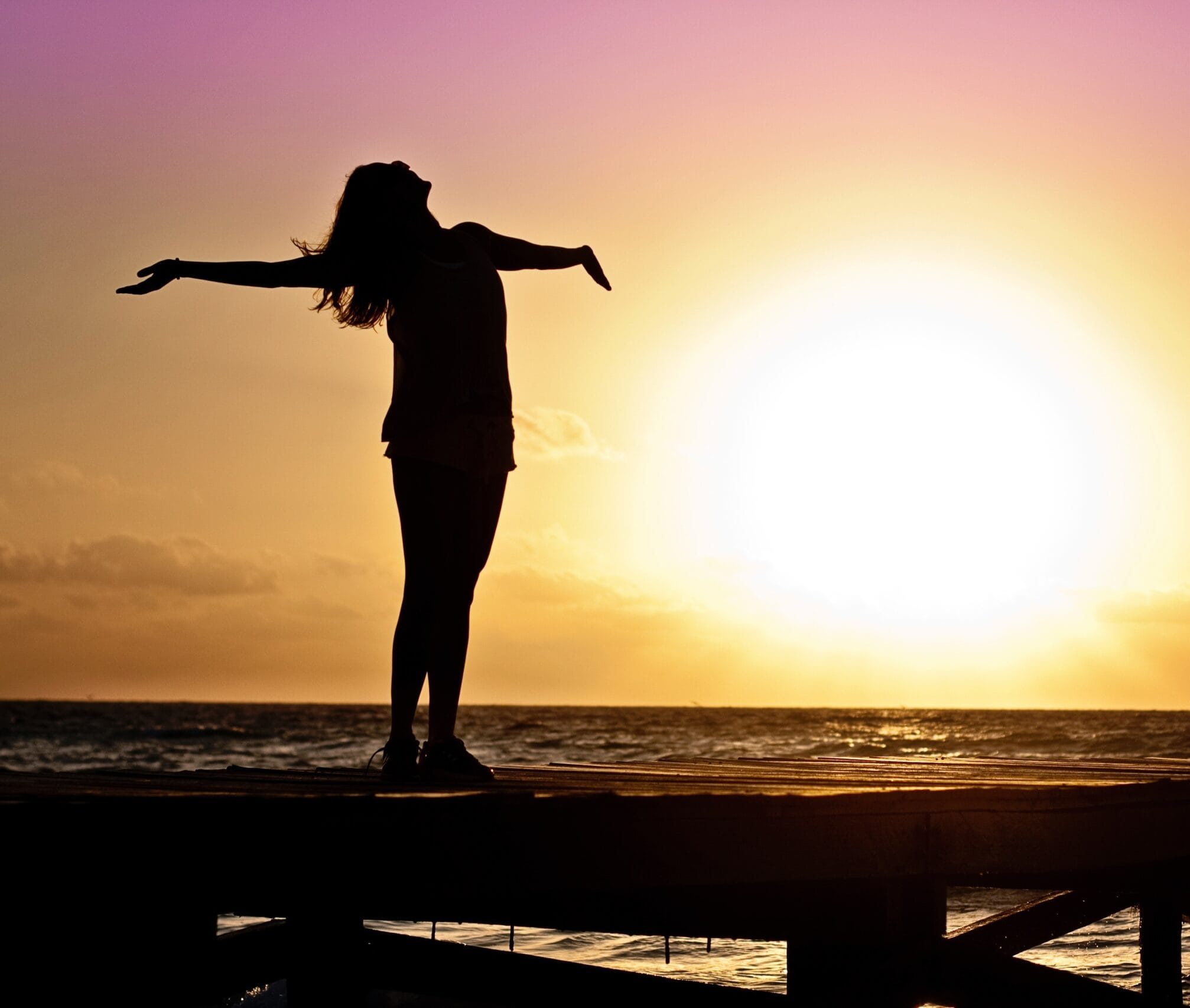 Silhouette di una donna che si crogiola al sole