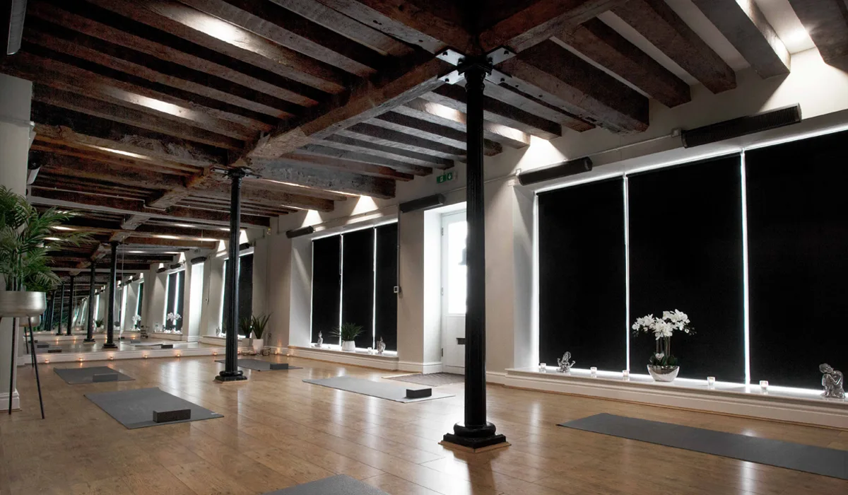 Bellissimo studio di Hot Yoga riscaldato da Herschel