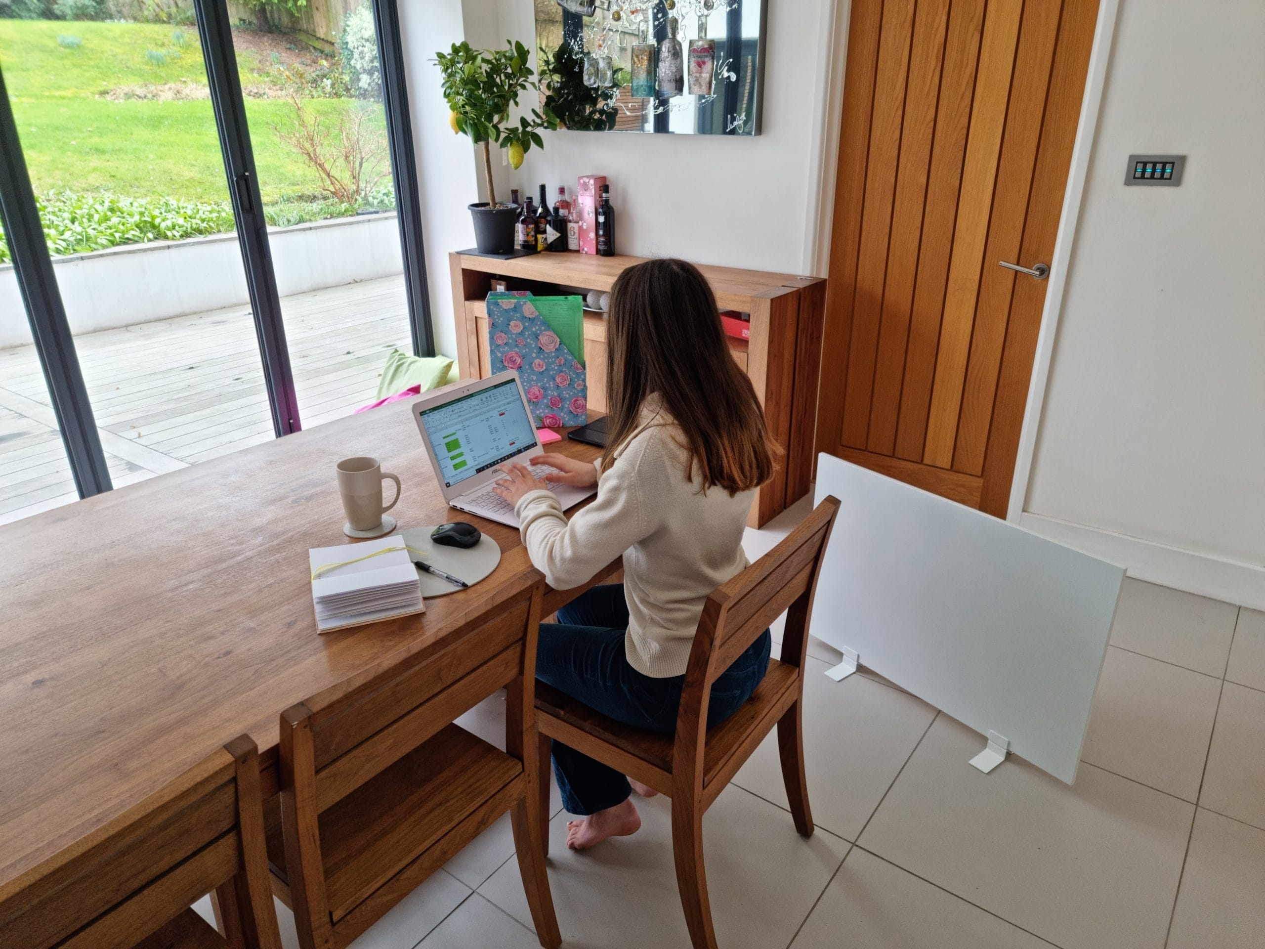 Una donna che lavora da casa si gode il calore della stufa portatile Herschel