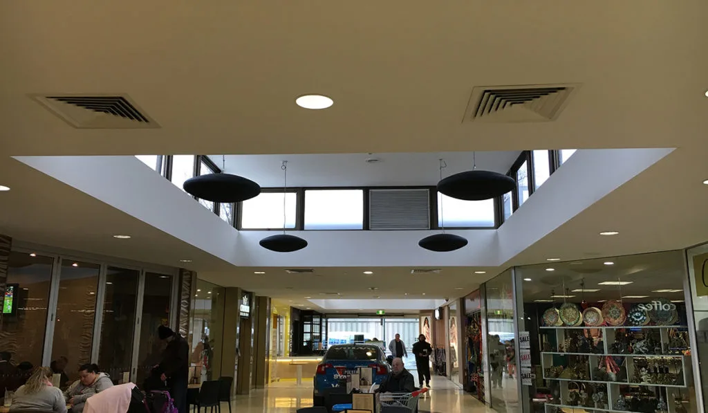 Pulsar neri nel centro commerciale