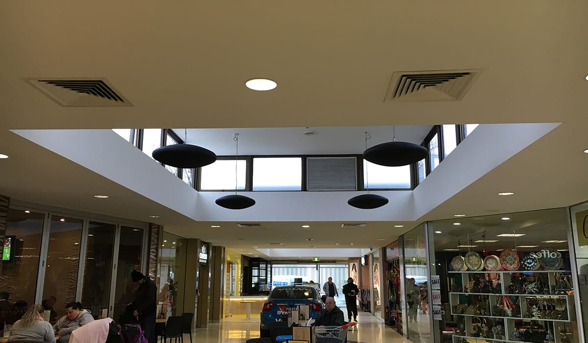 Pulsar neri nel centro commerciale