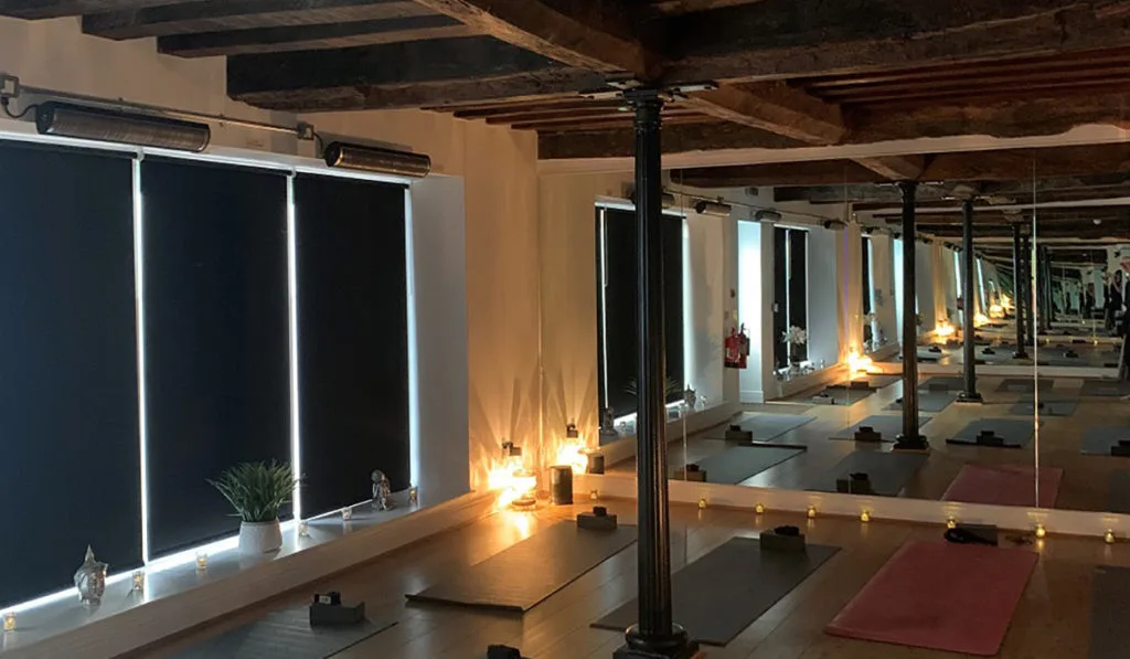 Bellissimo studio di Hot Yoga riscaldato da Herschel