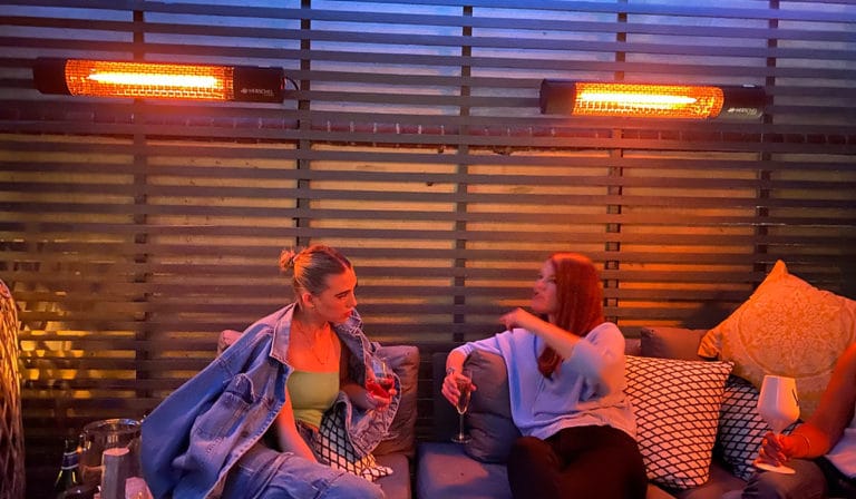 California, donne che riscaldano in terrazza