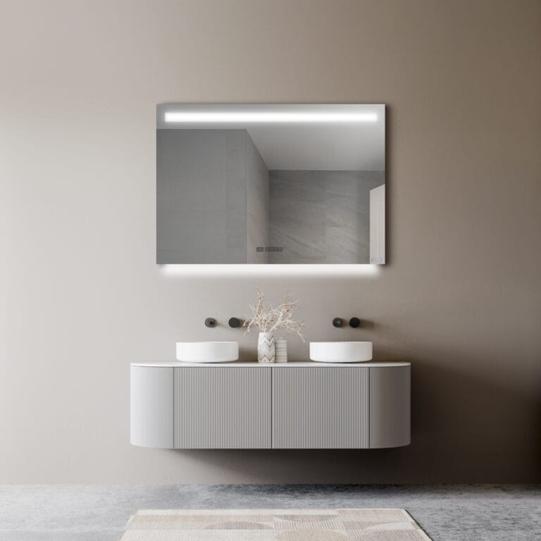 Specchio con pannello luminoso installato in un elegante bagno