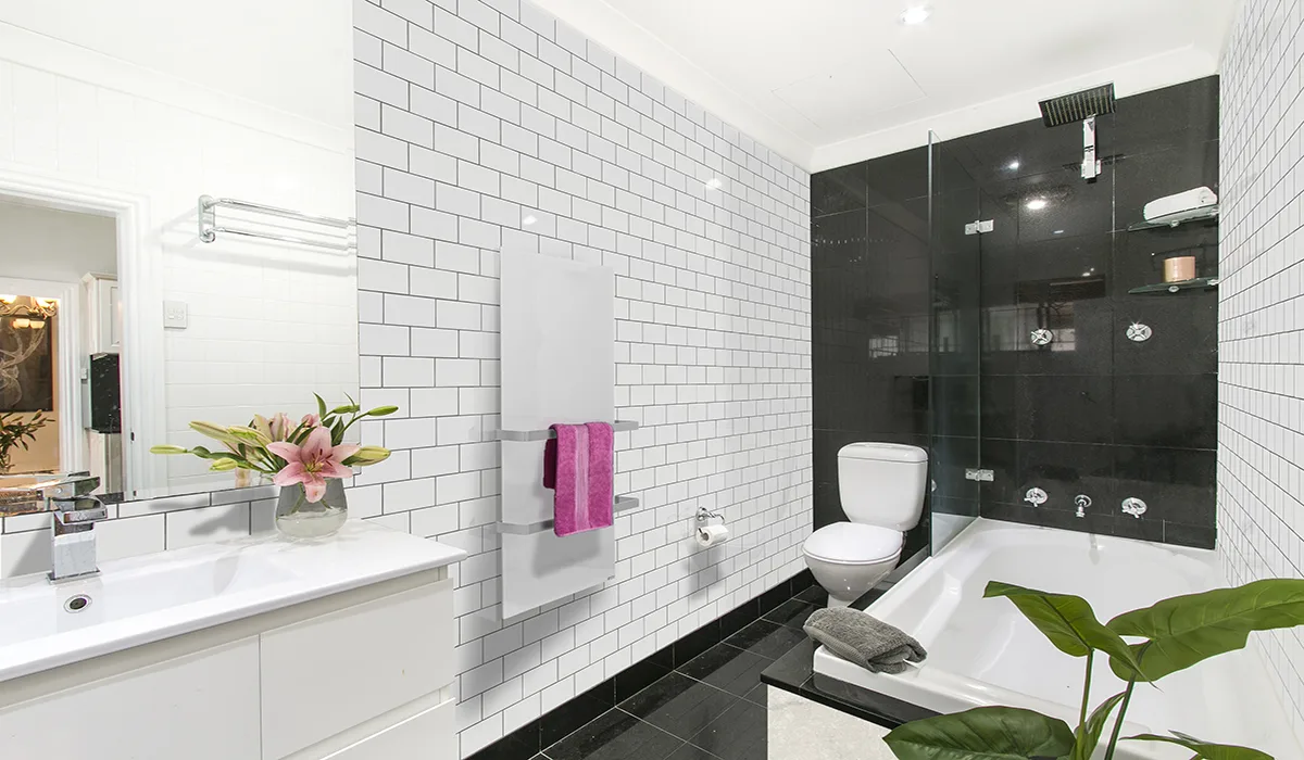 Scaldasalviette XLS bianco in un bagno moderno