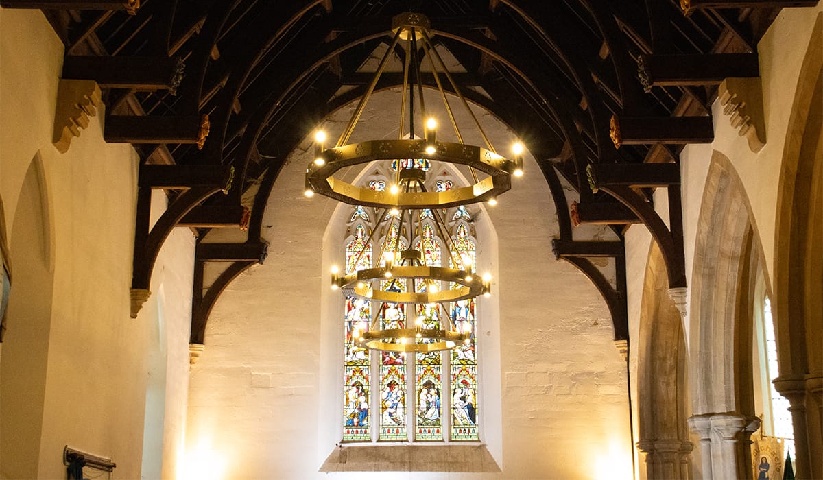 Riscaldatori Halo sospesi al soffitto sopra l'area della navata