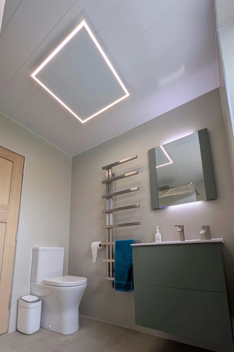 Select XLS LED Frontlit installato in bagno