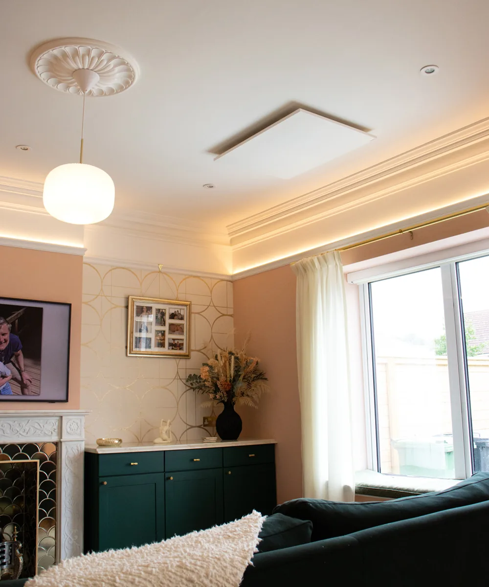 Pannelli Herschel Comfort installati a soffitto in un soggiorno moderno