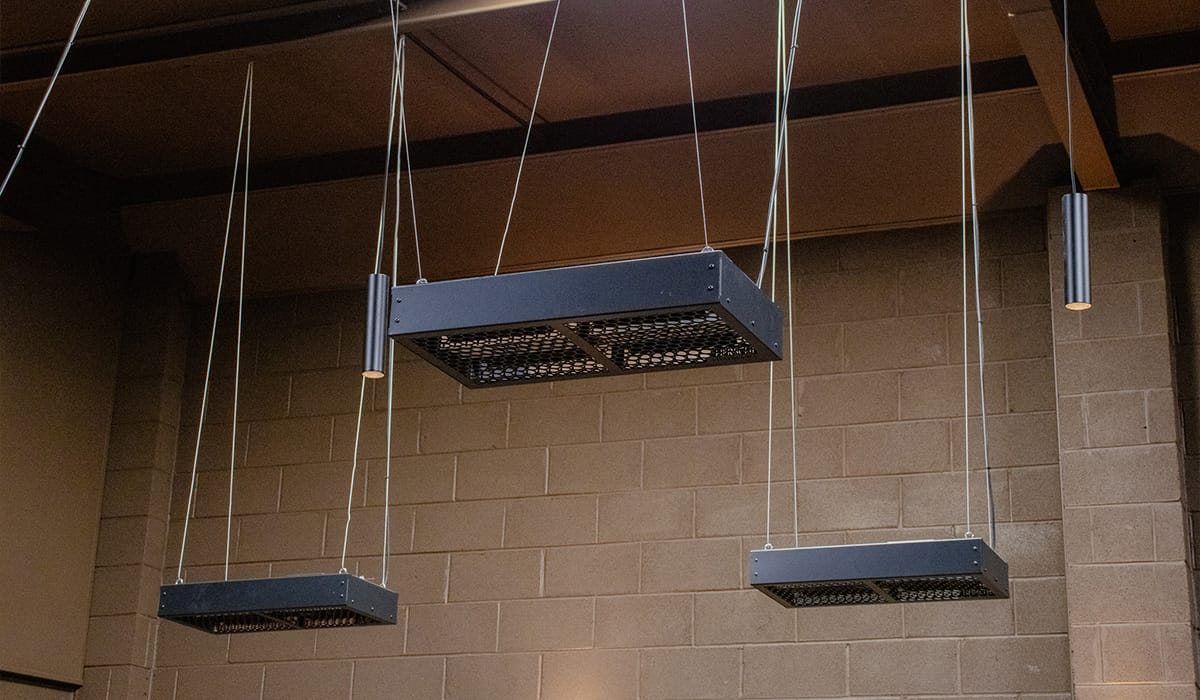 Riscaldatori Power 4 a sospensione a soffitto di produzione britannica