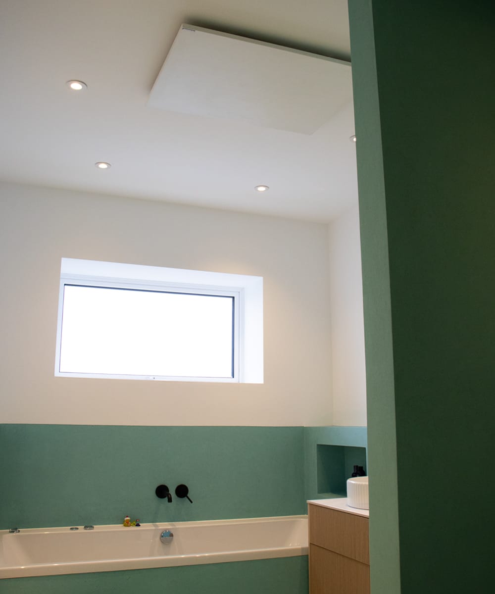 Pannelli Herschel Comfort installati in un bagno moderno.