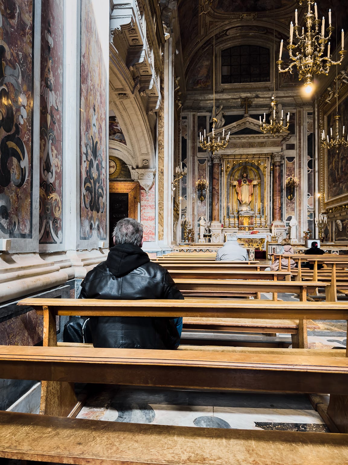 Un uomo in chiesa