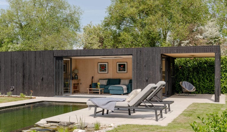 Elegante pool house riscaldata da Herschel