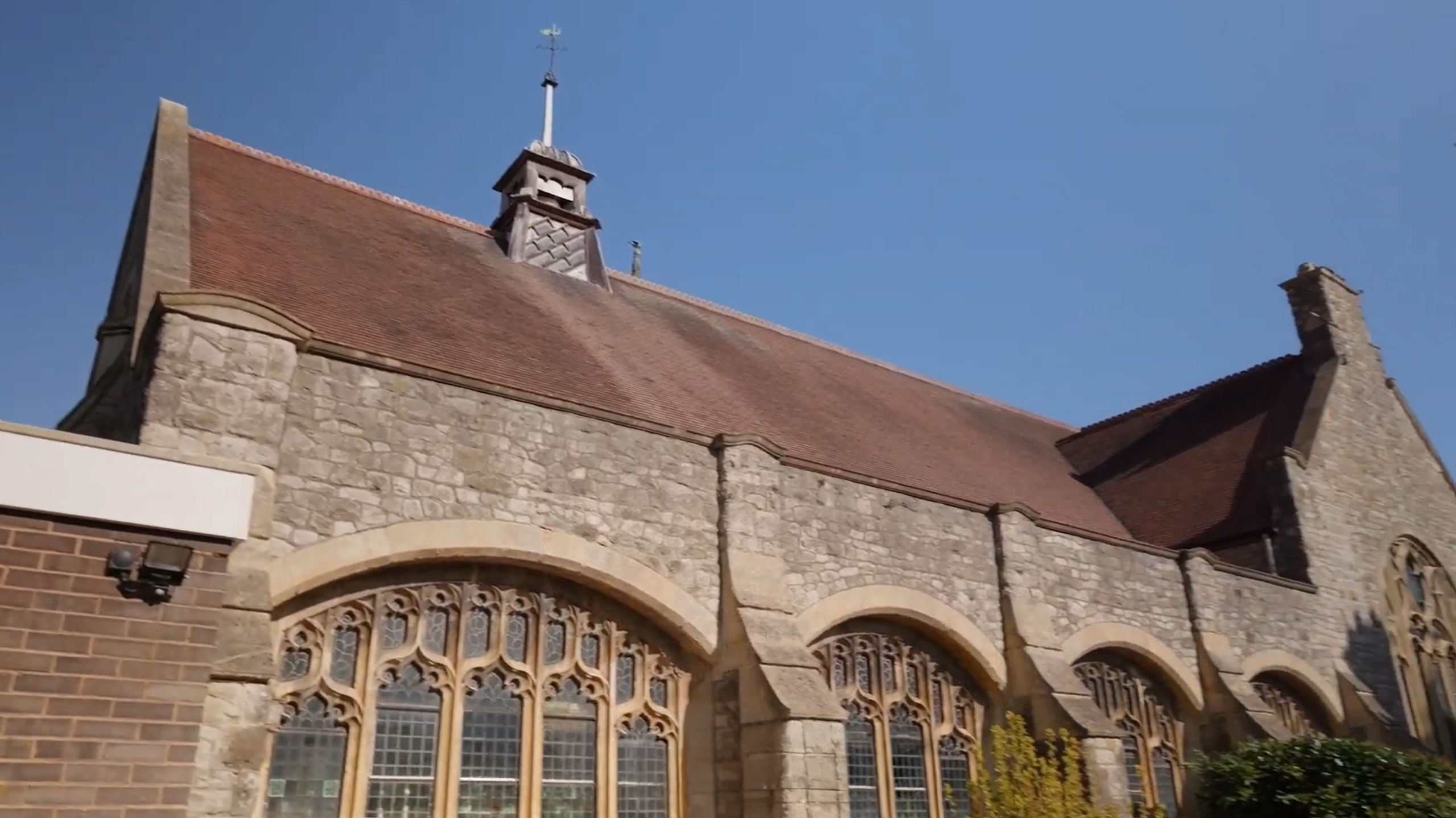 Riscaldatori Halo installati nella chiesa di St Lukes, Regno Unito