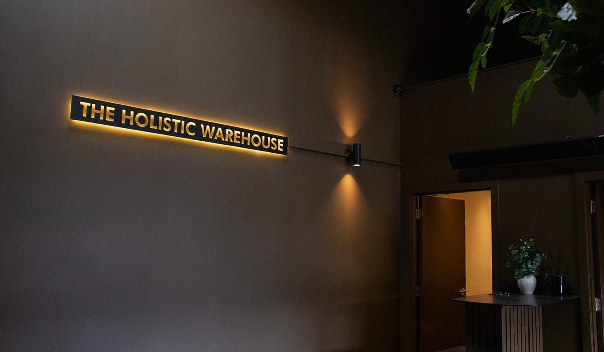L'insegna di The Holistic Warehouse