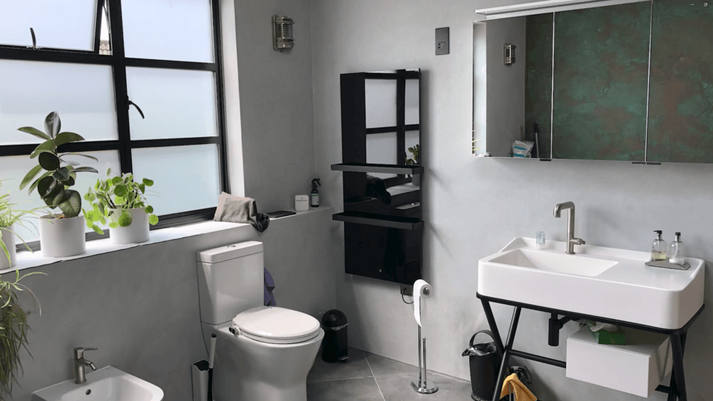 Bagno con scaldasalviette XLS nero
