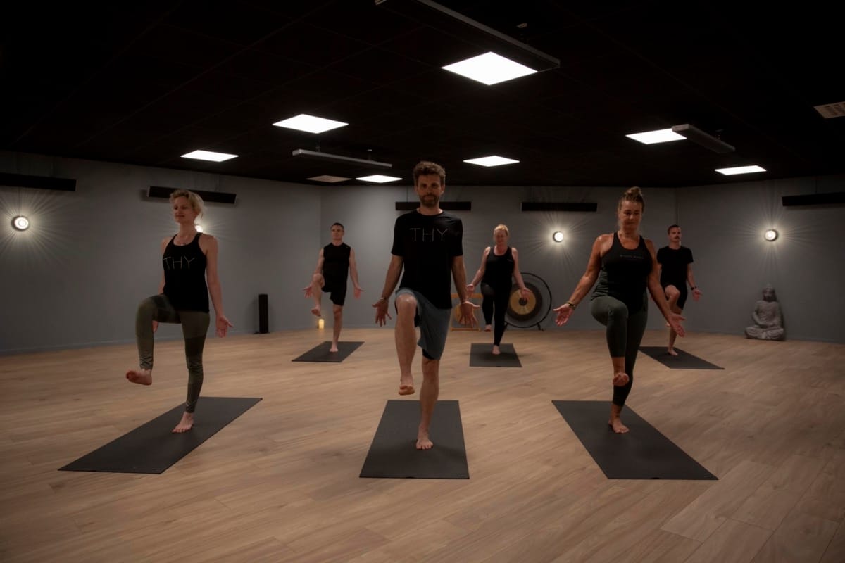 Lezione di Hot Yoga a Trosa riscaldata con riscaldatori Herschel Summit Black.